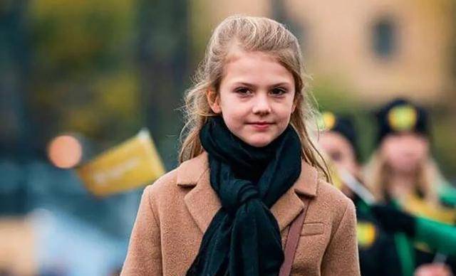 等到以后埃斯特尔小公主长大了,看到王室每年都为她拍了一组照片,心中