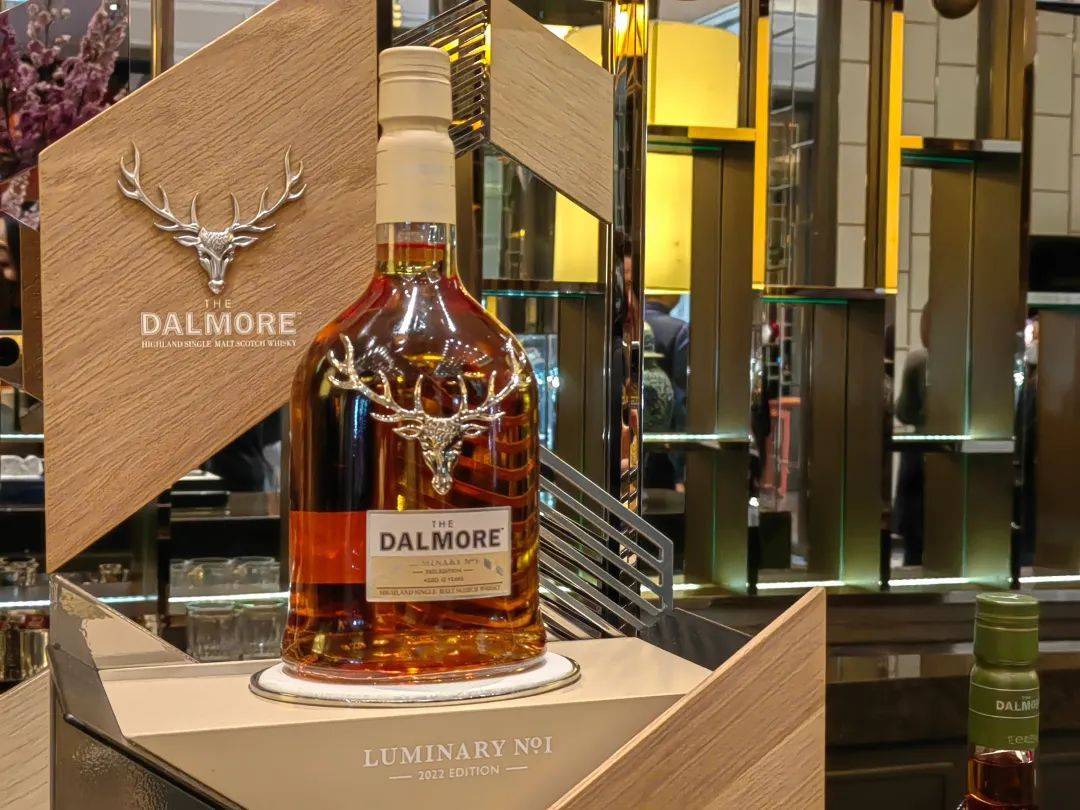 表展晚宴安排在巴黎人酒店的餐厅——巴黎轩,餐厅就坐落在铁塔里面,在