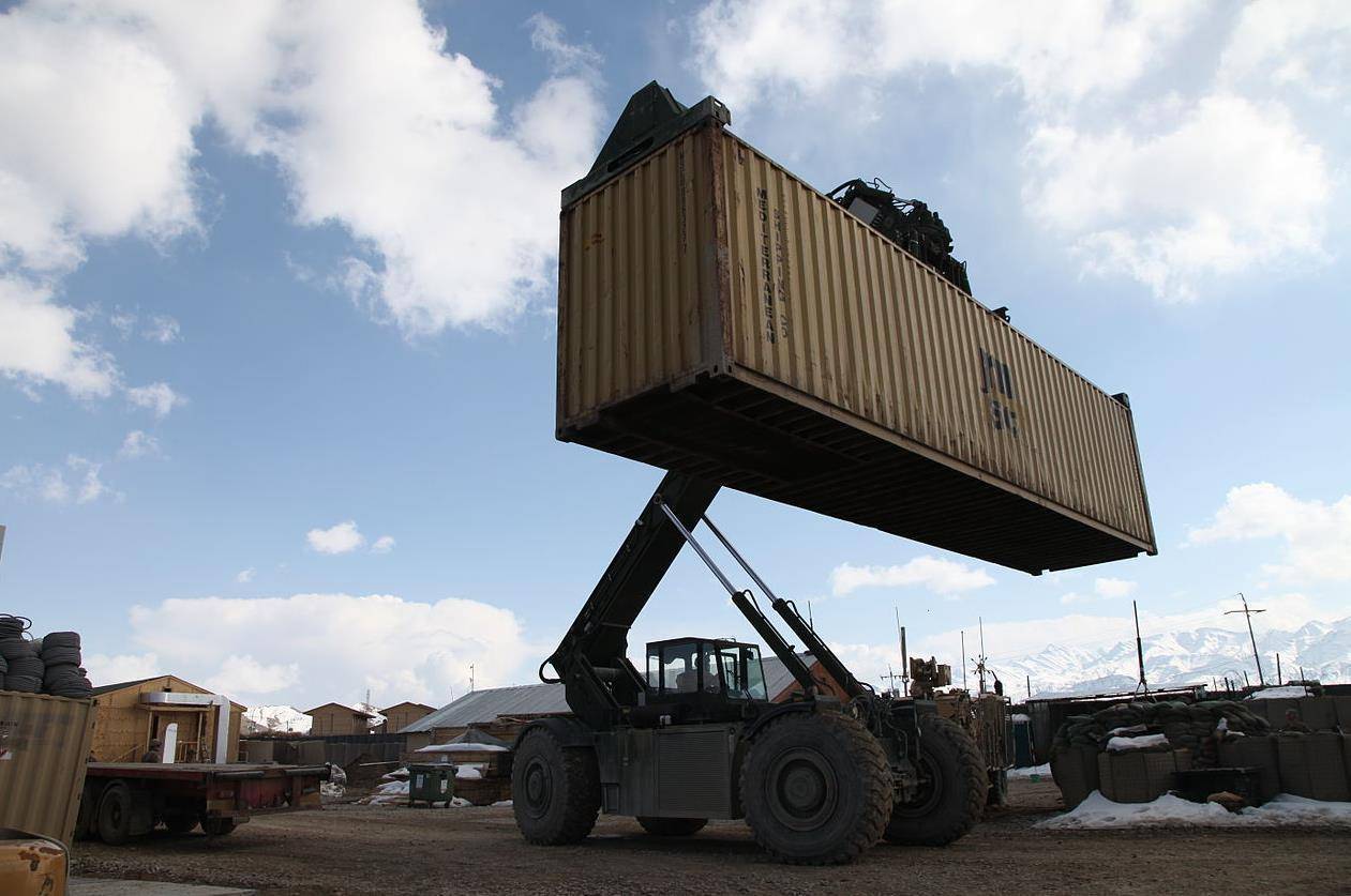 美国陆军陆续服役了一款专用集装箱处理设备,这就是卡尔玛rt240