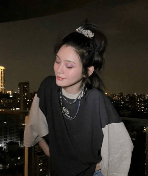 奚梦瑶扎高马尾少女感十足 对镜比耶甜笑可爱迷人_天台_镜头_脸蛋