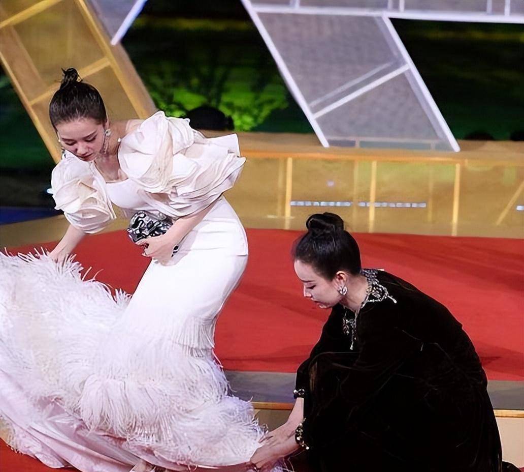 助理跪地举话筒,跪地帮明星穿鞋,片酬上亿,明星不需要大家心疼_倪妮