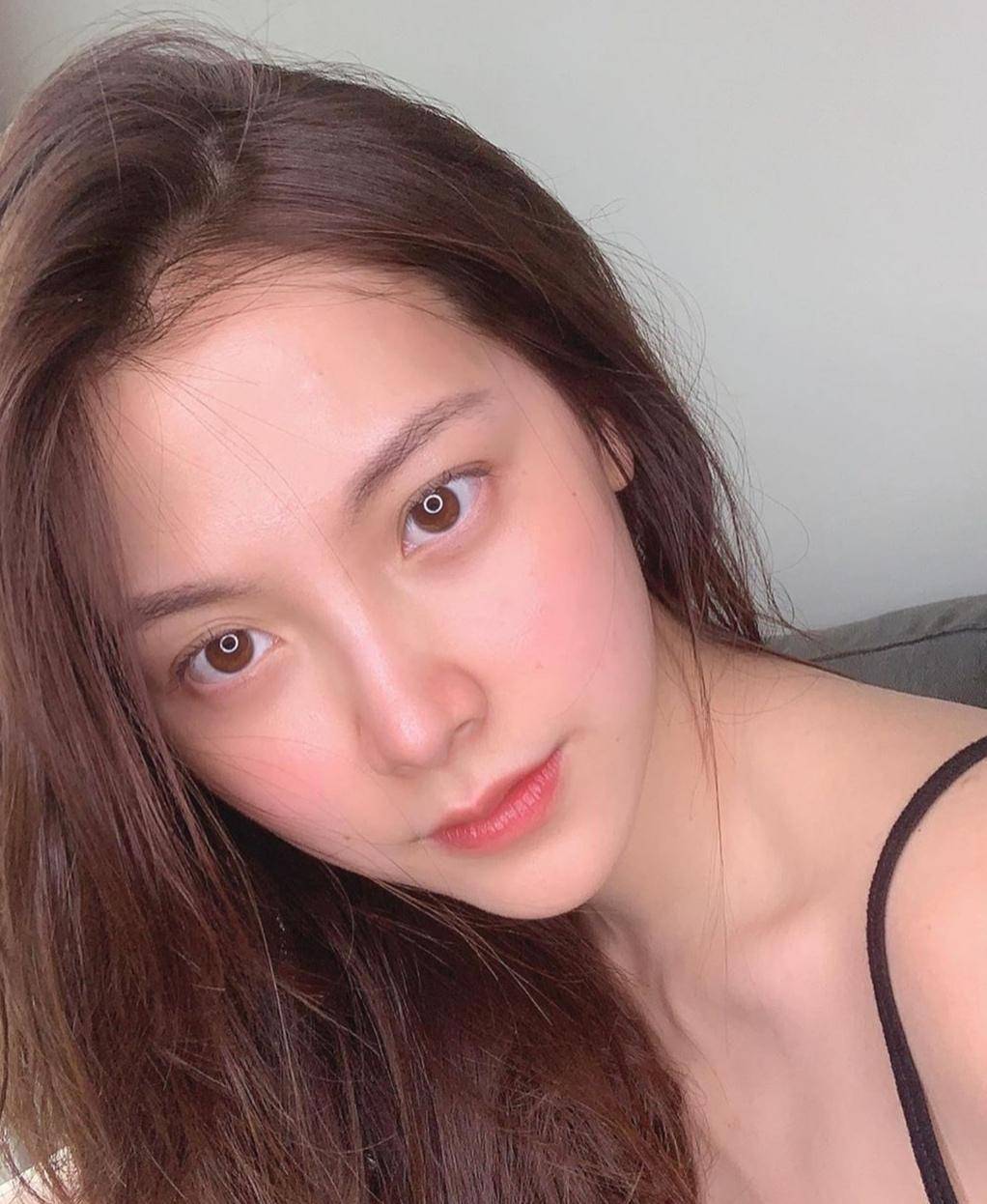 初恋这件小事女主吕爱惠美颜暴击,素颜温柔可人,浓妆欧美范十足_时尚