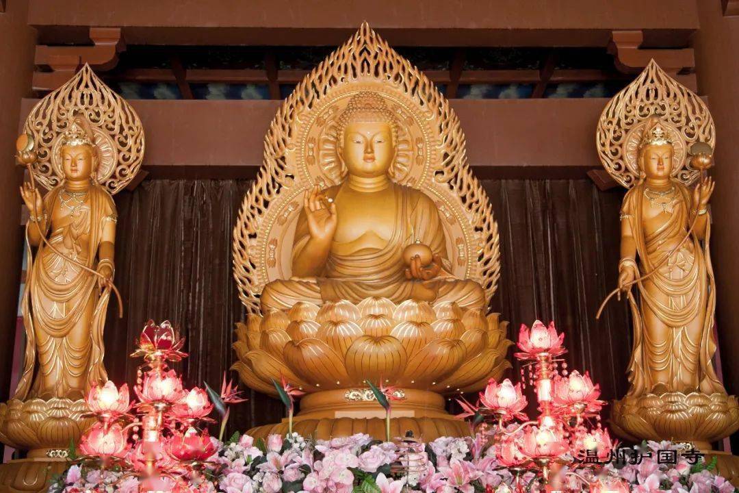 东方三圣东方三圣也称药师三尊,是药师佛与日光菩萨和月光菩萨的合称.