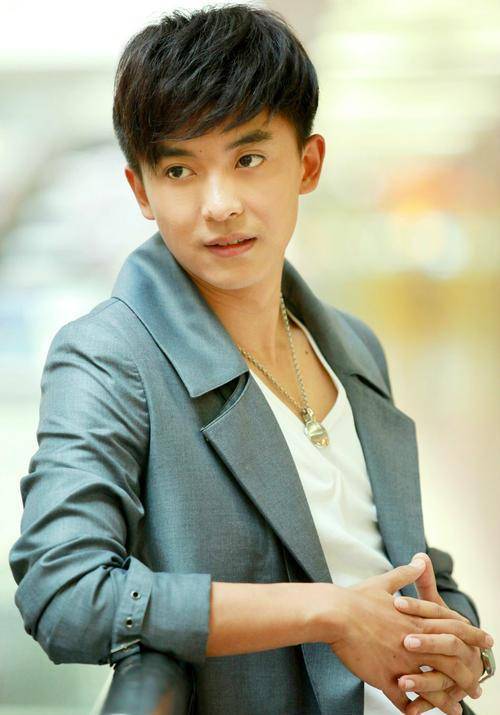 李佳航大家都很熟悉了,出道很久了但是一直都是不温不火的,唯一让人