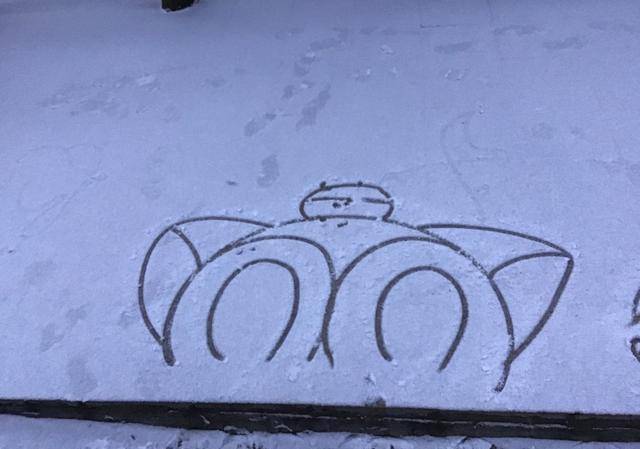 正好赶上了初雪,于是他们分别在雪上画了对方代表作的简图