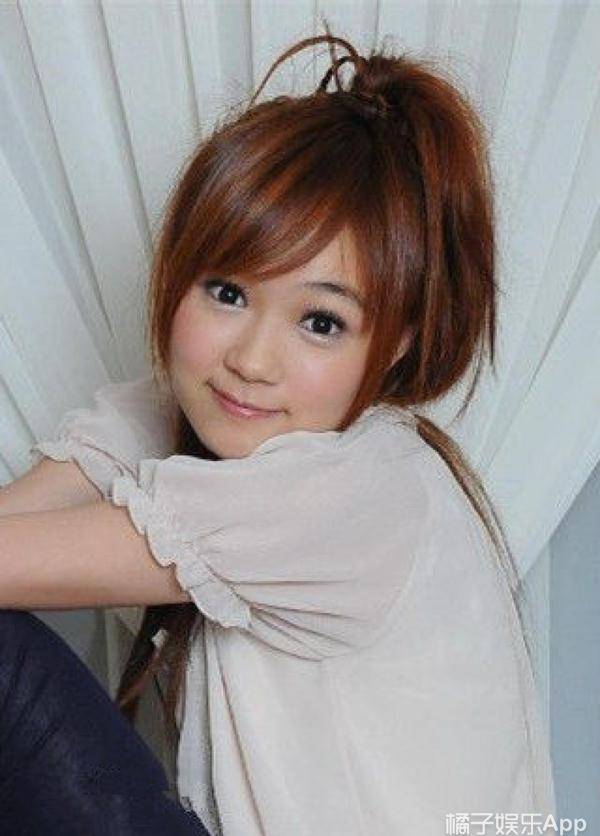 还记得黑涩会美眉里的丫头吗?她现在长这样啦!_身影_女生_橘子