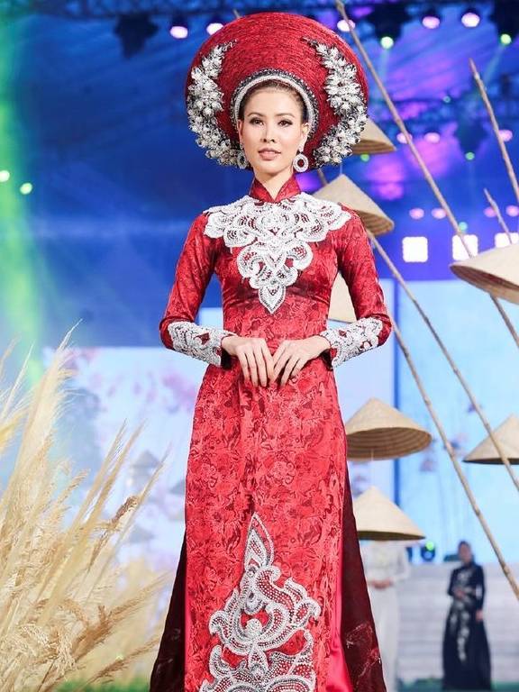越南庆祝妇女节举办奥黛节,越南美女身穿奥黛笑靥如花_胡志明市_传统