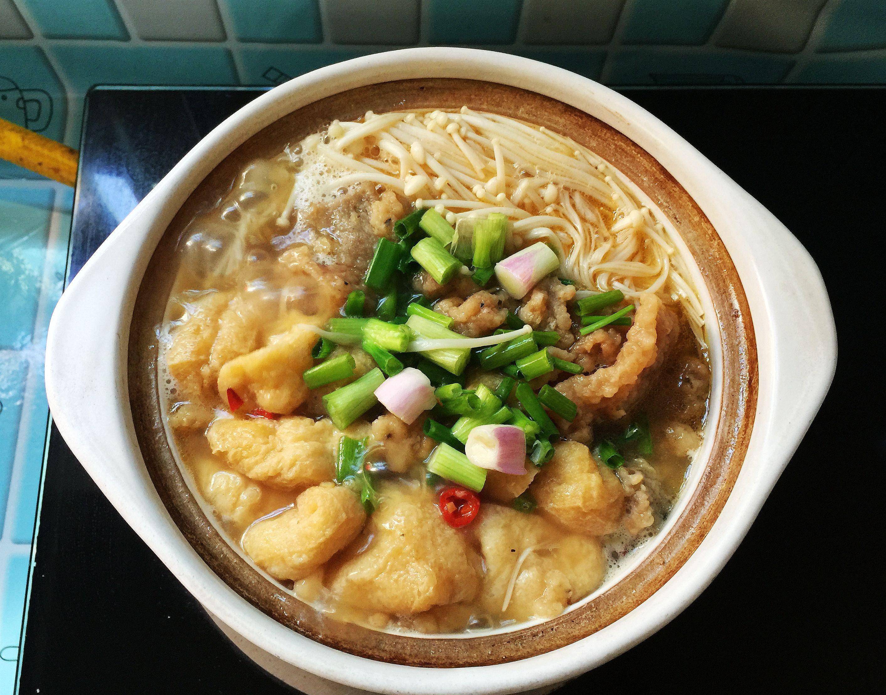 一款适合冬季吃的砂锅菜,食材丰富又营养实惠,吃完浑身热乎乎的_油