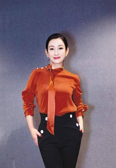 割完双眼皮的秦海璐,除了气质改变外,选高跟鞋的眼光也是很独到_经典