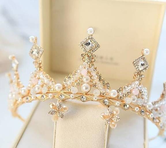 这款珍珠皇冠还是和白羊座吹弹可破肌肤相称的.