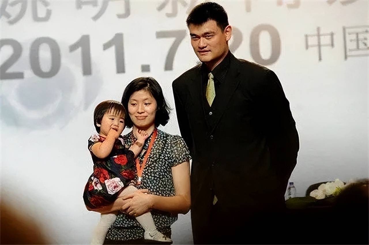 姚明和妻子叶莉现状:41岁叶莉年轻如少女,12岁女儿身高1米8_篮球_nba