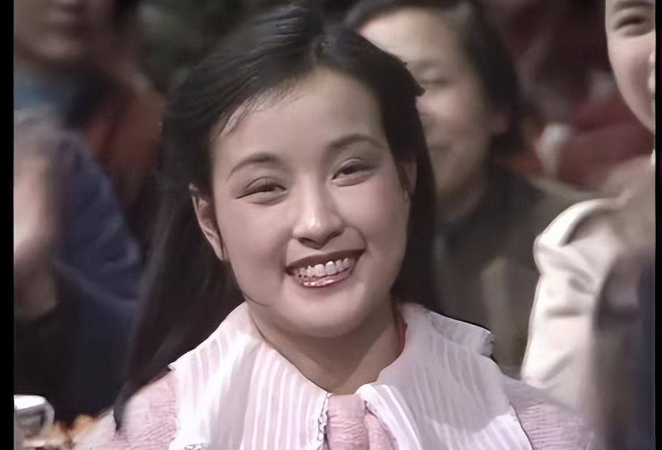 1983年:刘晓庆从小摊上花5港币买来的衣服,刮了一阵"晓庆"风_红色