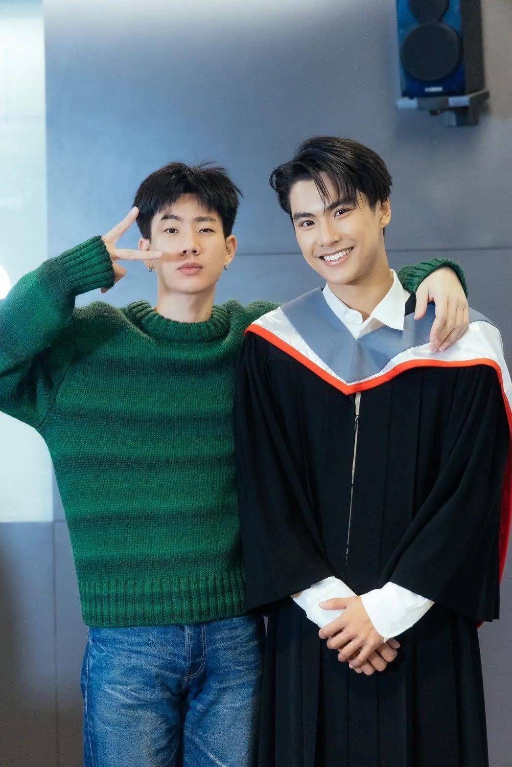 泰星陈炳林ohm pawat最近顺利从泰国诗纳卡宁威洛大学社会传播创新