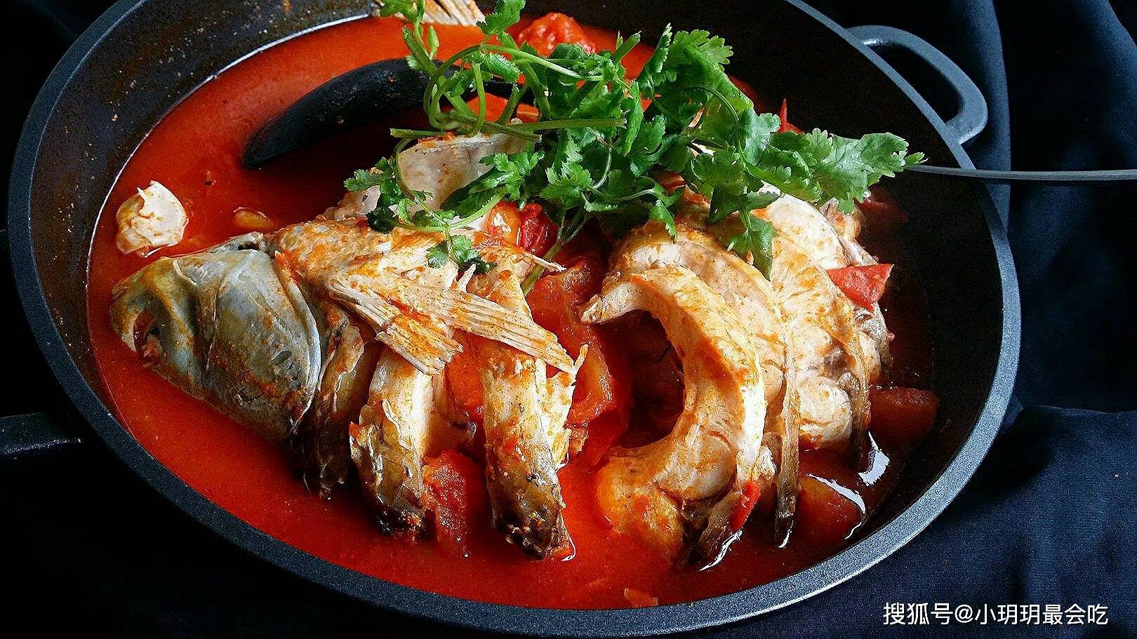 自家稻田里长大的稻花鱼是做酸汤鱼再好不过的食材了,酸汤则是以家里