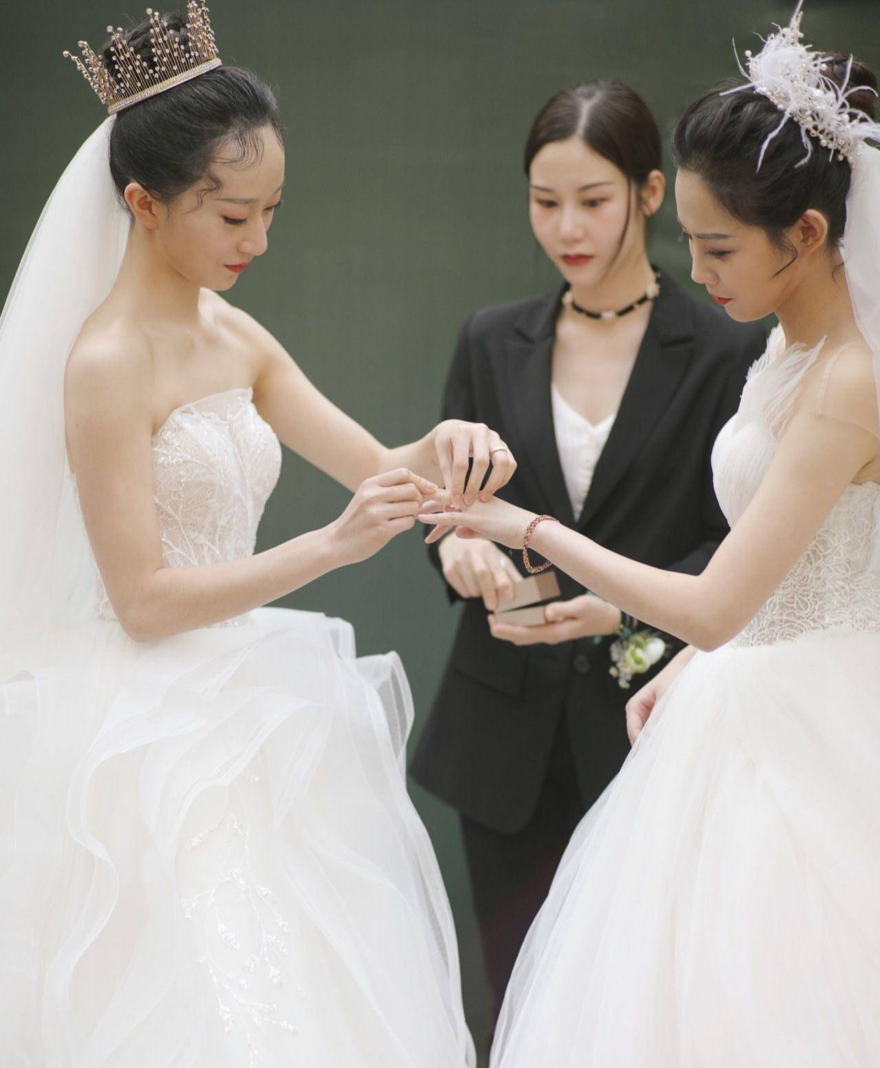 杨丽萍爱徒水月同性婚礼,跨越性别的真爱你怎么看_祝福_舞蹈_网友