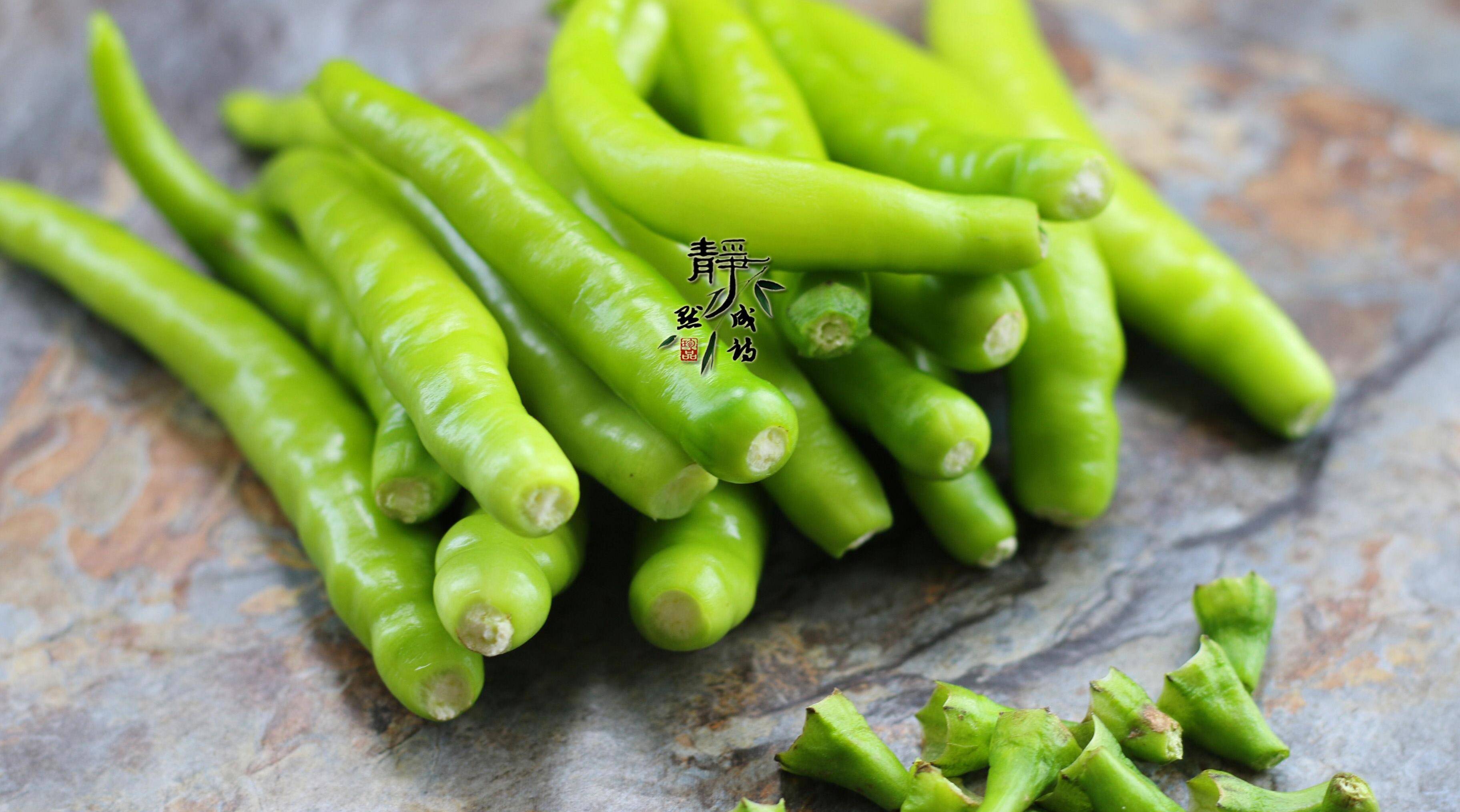 把杭椒的蒂给掰掉,很小一个,轻轻用手一掰就下来了,我做杭椒,是不去