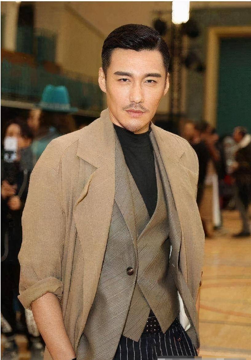 被誉为"中国第一男模",因太帅被国外富婆看中,49岁成这样_胡兵_圈养
