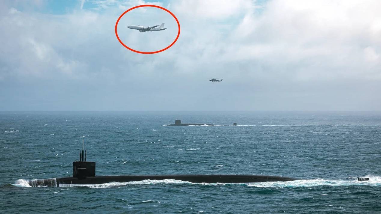 美英核潜艇和末日飞机，同时现身公海，对中俄发出一个明确信号