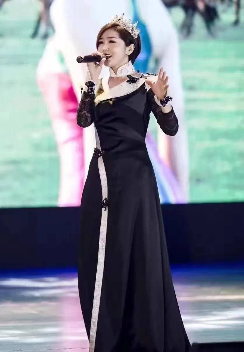 超越大衣哥,不输于文华,苏勒亚其其格《一路欢歌到北京》太好听_中国