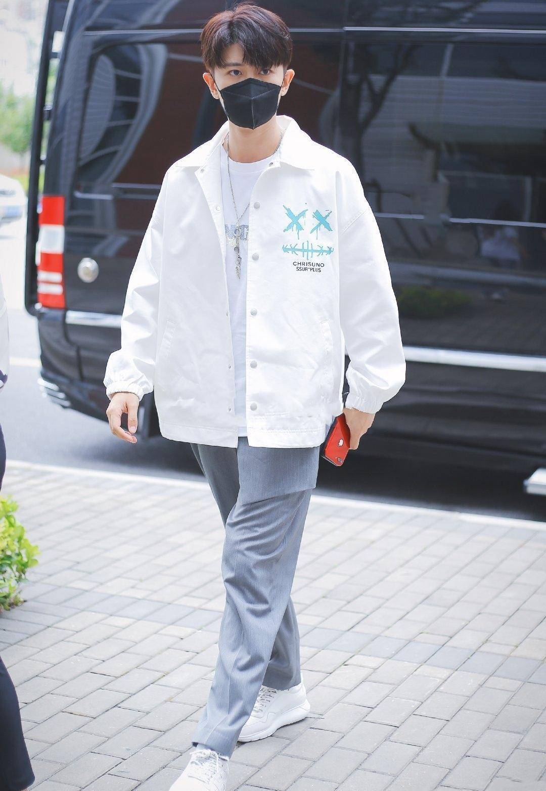 人间理想任嘉伦,家庭事业两不误,凭实力出圈,还是行走的衣架子_衬衫