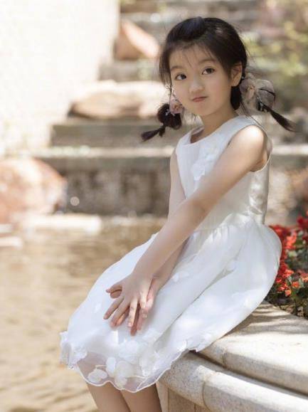 如今几年的时间过去了,崔雅涵已经8岁了,相比以前