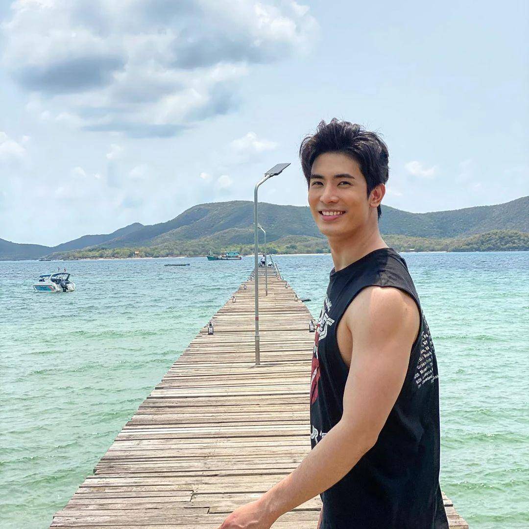 son超级高产的国外男演员pong,其爷爷奶奶是广东汕头人,所以也是纯正