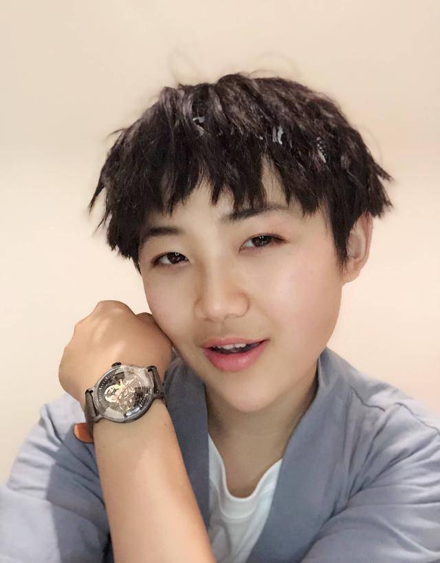 如今贾云哲已经23岁,在大学里他一直靠奖学金生活,毕业后也是参加了