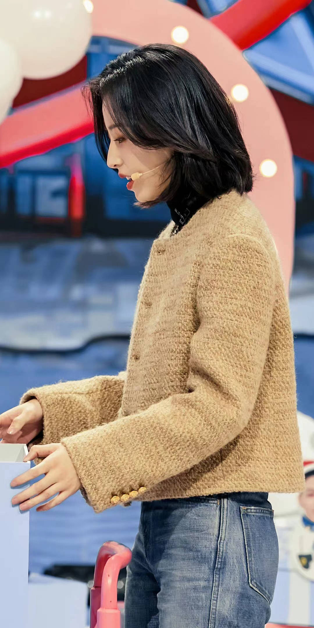 周雨彤《你好星期六》随拍,穿小香风外套配牛仔裤,氛围感拉满_时尚