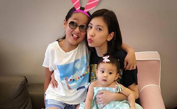 贾静雯晒母亲节特别礼物直呼崩溃,咘咘和妹妹翻箱倒柜,波妞臭美_公主