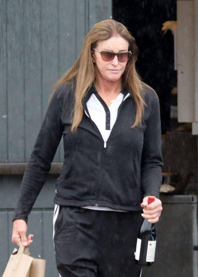 卡戴珊老爸难得素颜,一身运动装冒雨现身太落魄,70岁身材松弛了_女儿