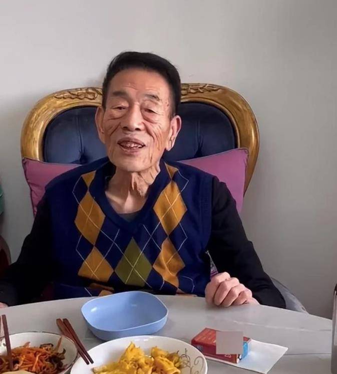 90岁的杨少华老年生活曝光,坐轮椅穿棉衣,天津街头摆摊卖货
