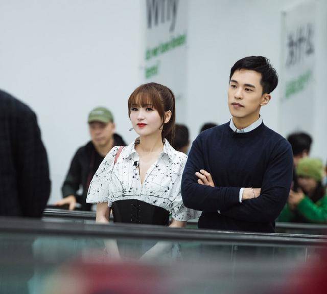 金莎与盛况对视比输赢,看两人的坐姿,谁更主动已经一目了然_节目_时候