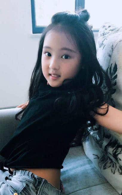 张婉儿也是凭借着演技应得了很大观众的喜欢,小小的年纪演技又好还有