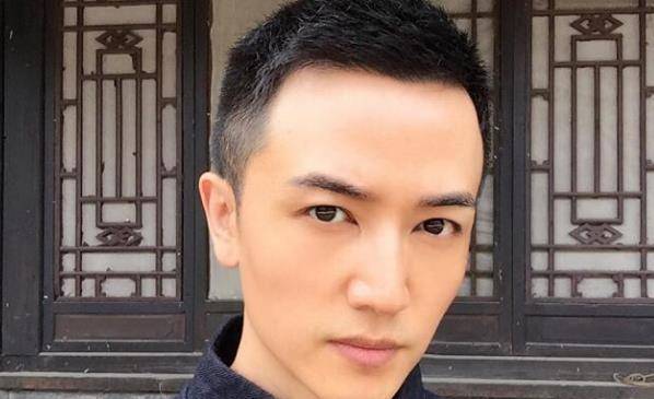 喜欢音乐的许之糯,也是一位优秀演员,如今出道多年还是风度翩翩_观众