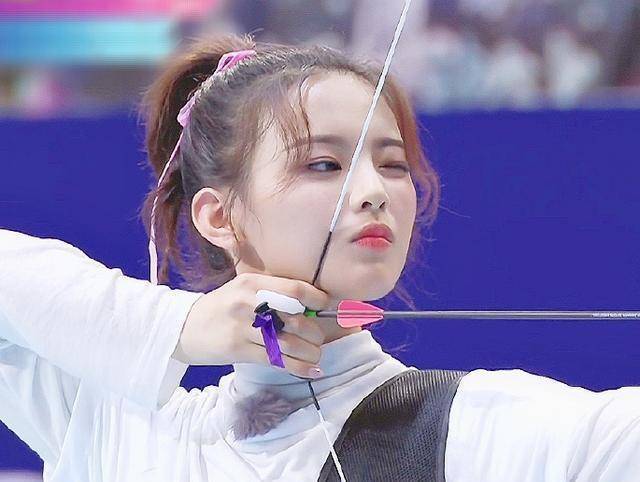 在本次运动会上,杨超越报了跳高和射箭两个项目.