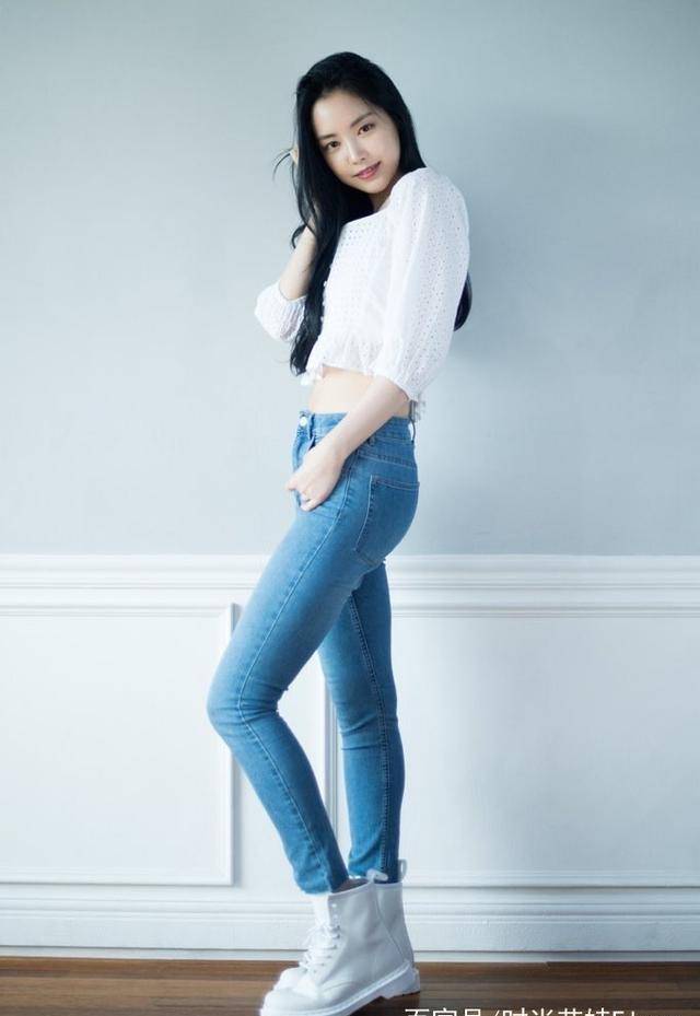 少女的性感魅力,搭配紧身的牛仔裤和白色马丁靴则完美展现了下半身