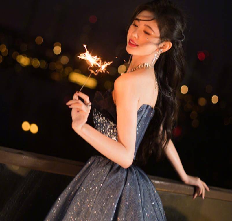 鞠婧祎上台唱《芙蓉》,镜头一扫而过,生图中的腰围我心动了_身材_活动