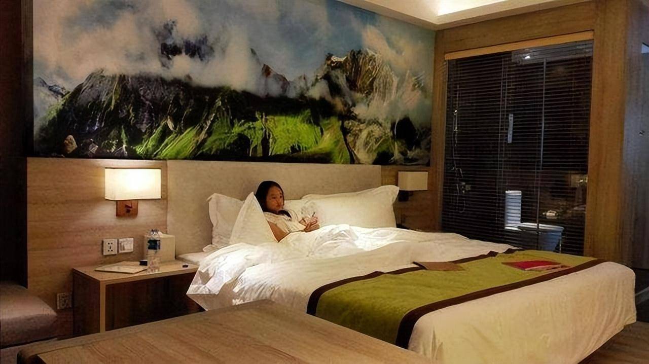 睡在宾馆房间照片图片