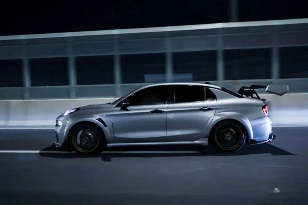 全车国产改件的领克03,尾翼大到能和小姐姐一起坐在上面吃饭_搜狐汽车