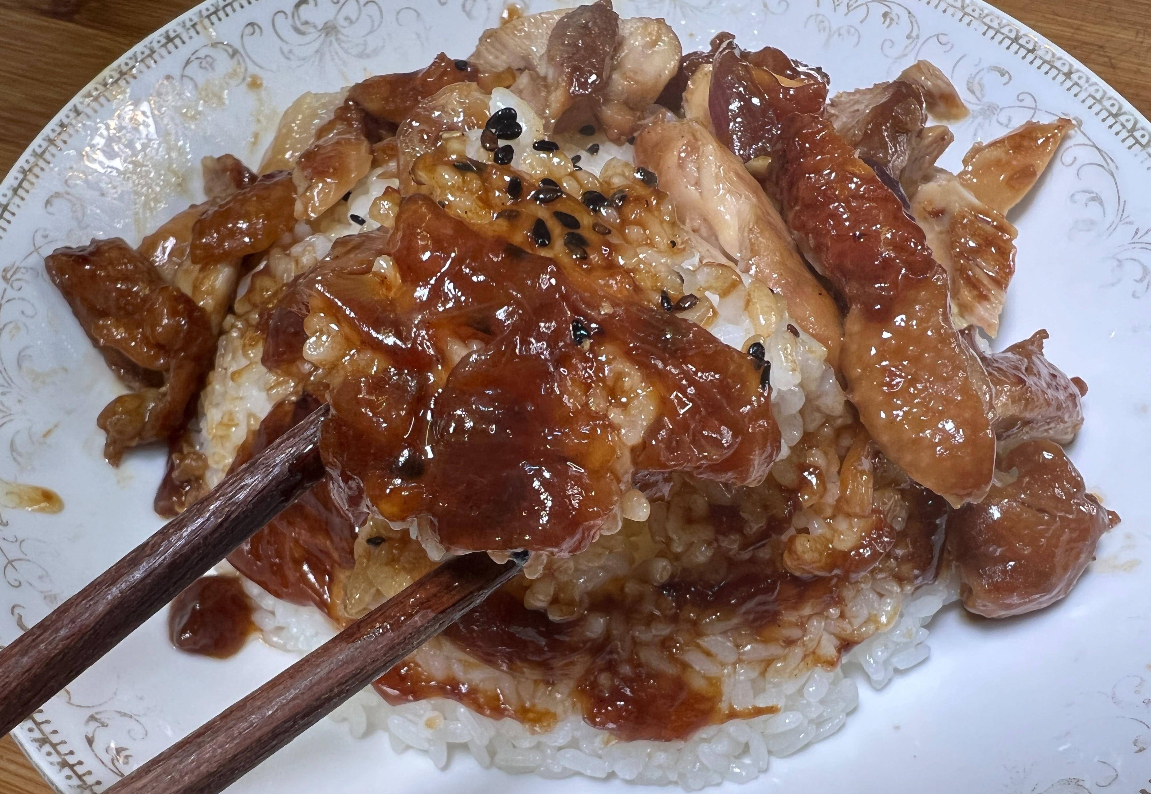 想吃鸡腿饭在家能做,鸡腿软烂入味,汤汁泡饭超好吃,一份不够吃_洋葱