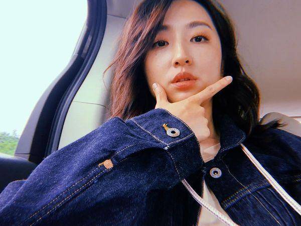 柯佳嬿「全素颜自拍」居家照美翻!