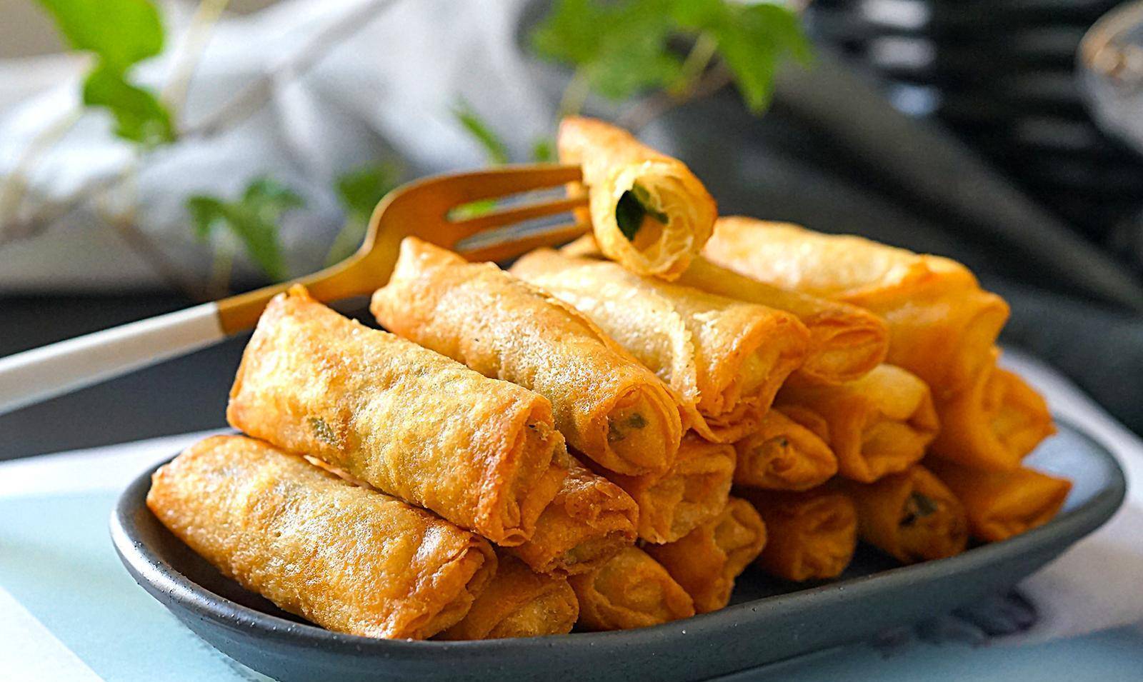 说到炸春卷,我家喜欢用荠菜和肉做馅.咬一口荠菜的香味,很满足.