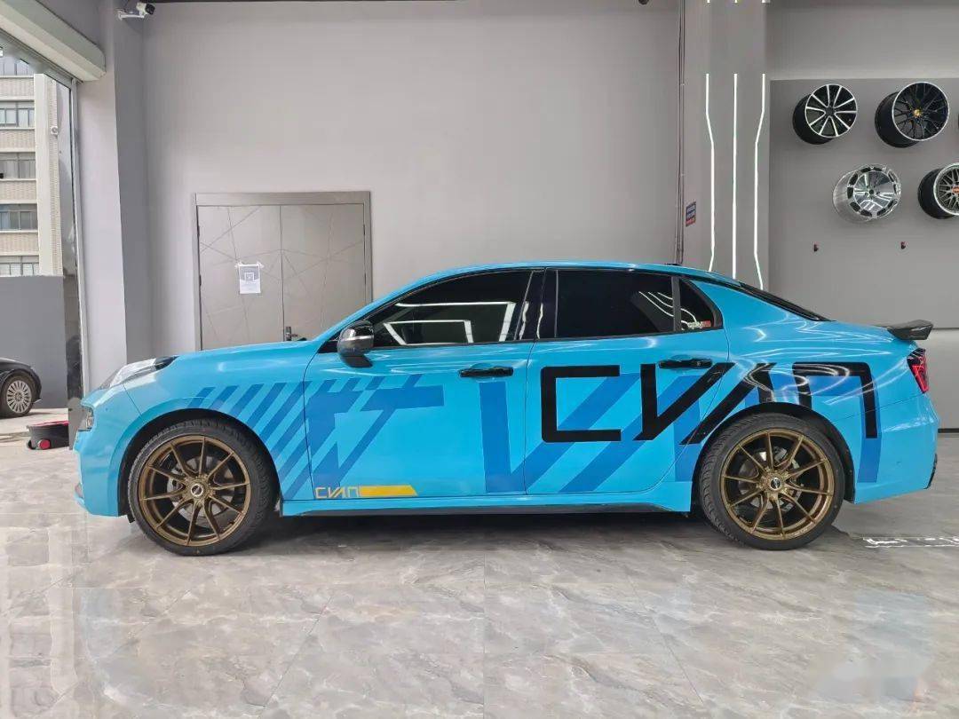 全车国产改件的领克03,尾翼大到能和小姐姐一起坐在上面吃饭_搜狐汽车