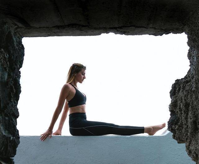 马思纯终于瘦了,穿超短裙秀纤细美腿好像换了个人,刀子脸更抢镜_双腿