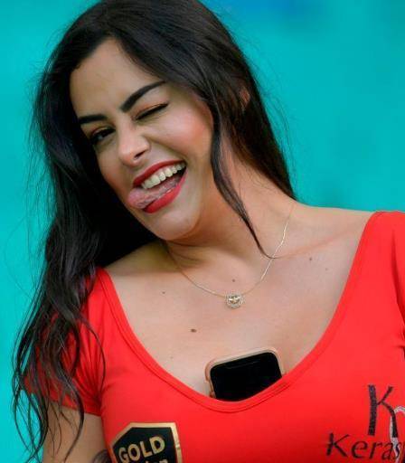 因夹手机走红网络,网友:真让人怀念_球迷_里克尔梅_丽莎