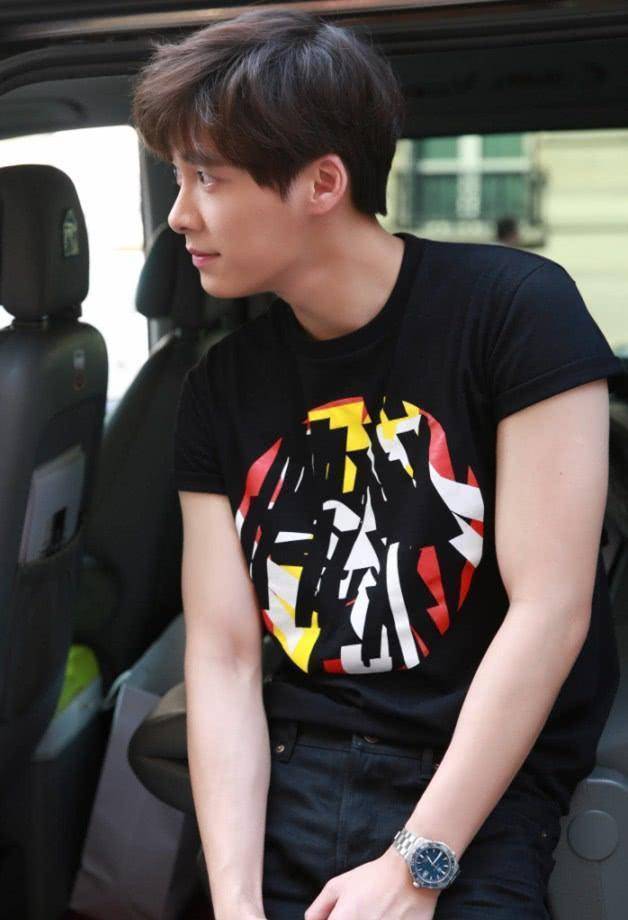 李易峰穿皮衣吃冰帅气有型,异国街头展现摩登男士魅力!