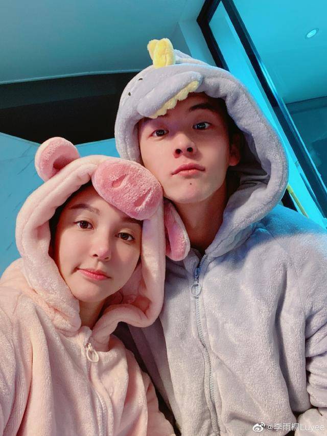 照片中,李雨桐和男友吴懿韬都穿着毛茸茸的睡衣.