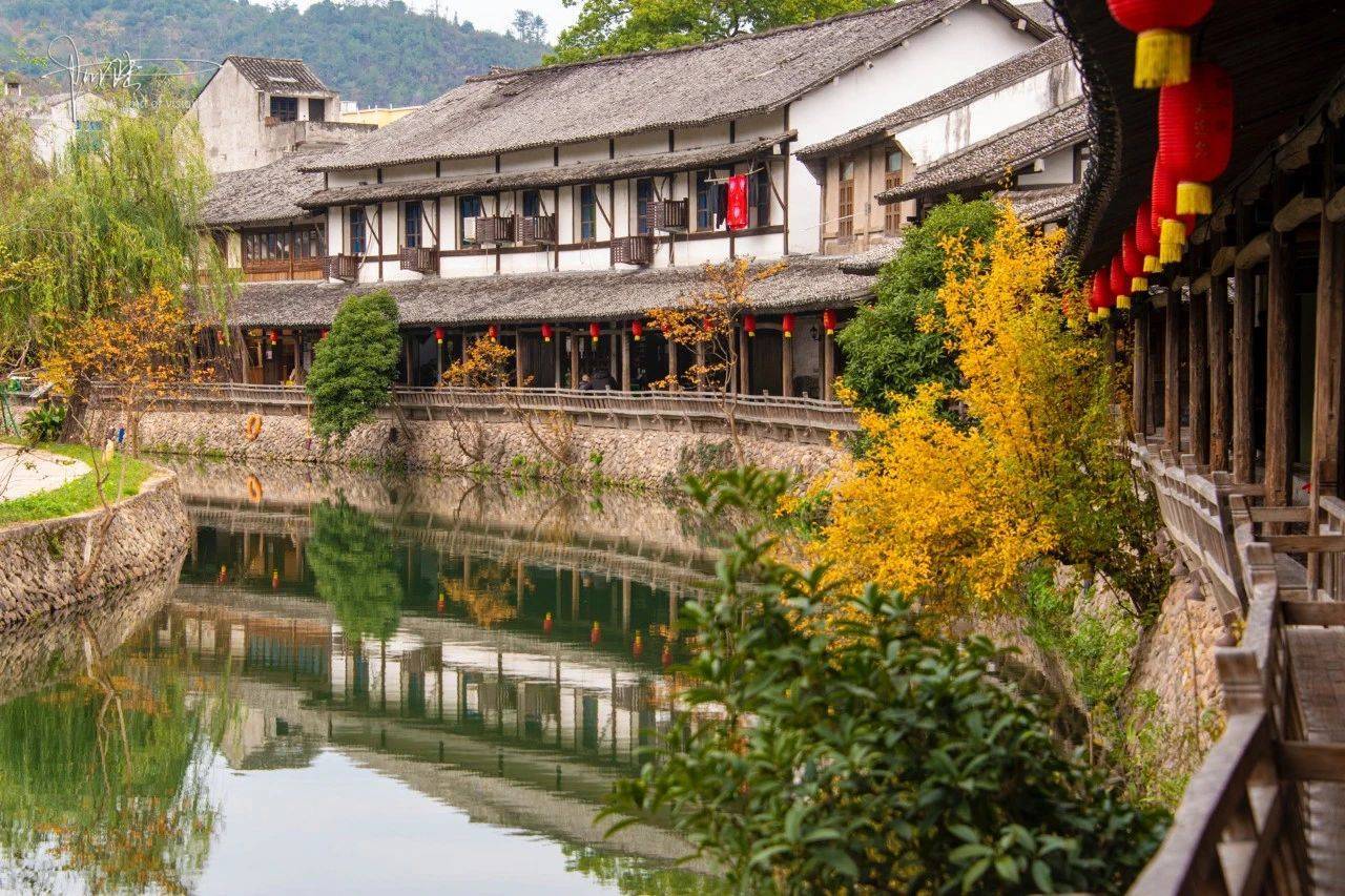 在温州永嘉有条丽水街,始建于明朝嘉靖年间,人文古迹众多_游客_长廊