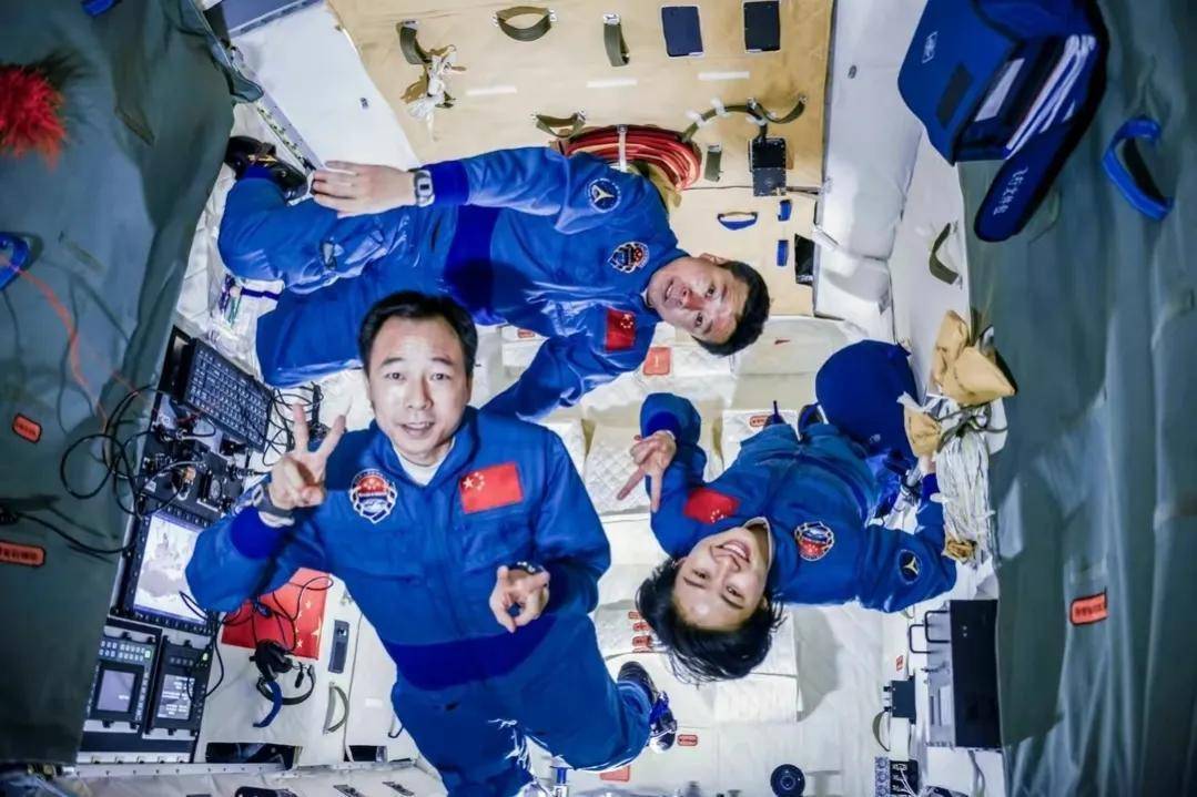 脊椎骨之间的缝隙会变宽,变松,那么航天员的身高就会发生变化