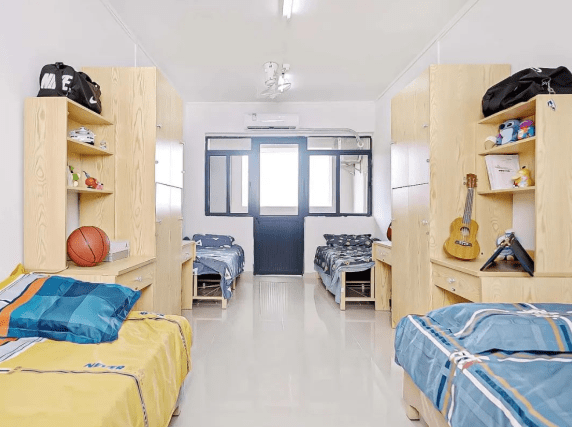 广州校区:地处广州市增城区广州华立科技园7号,学校门口设有1路,7路